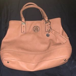 I am selling a woman’s handbag.